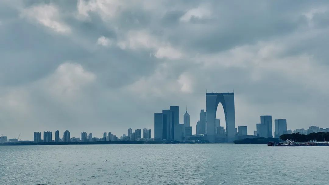 2025年企业级系统设计趋势：微服务架构与低代码平台的融合实践